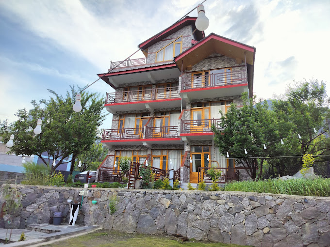 Mountainshack in Dobhi, Manali, offers serene accommodations amidst nature.