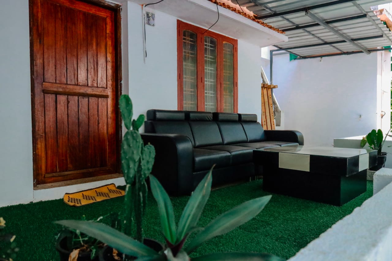 Family-friendly poolside homestay