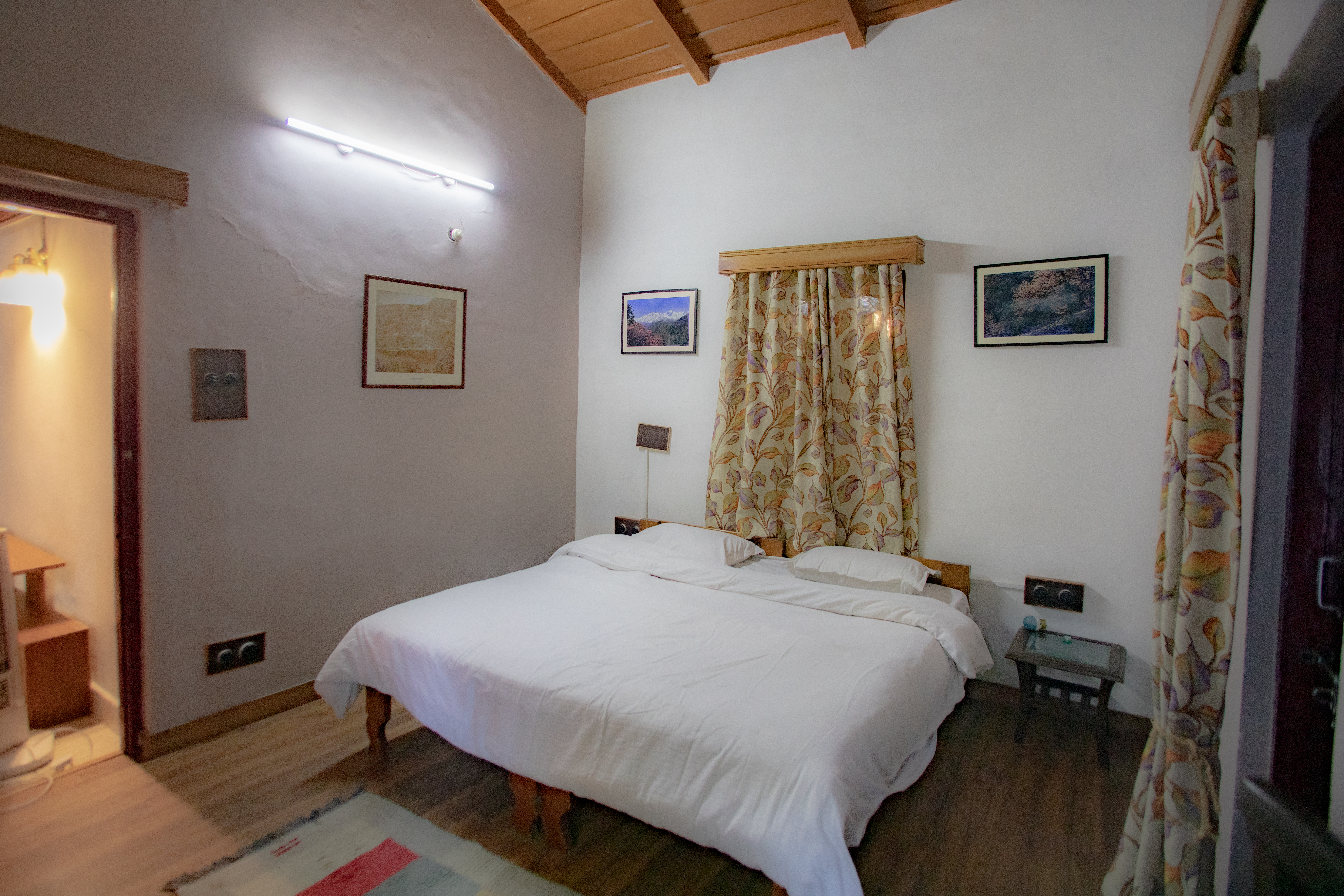 Homely accommodation near Mall Road with kitchen access