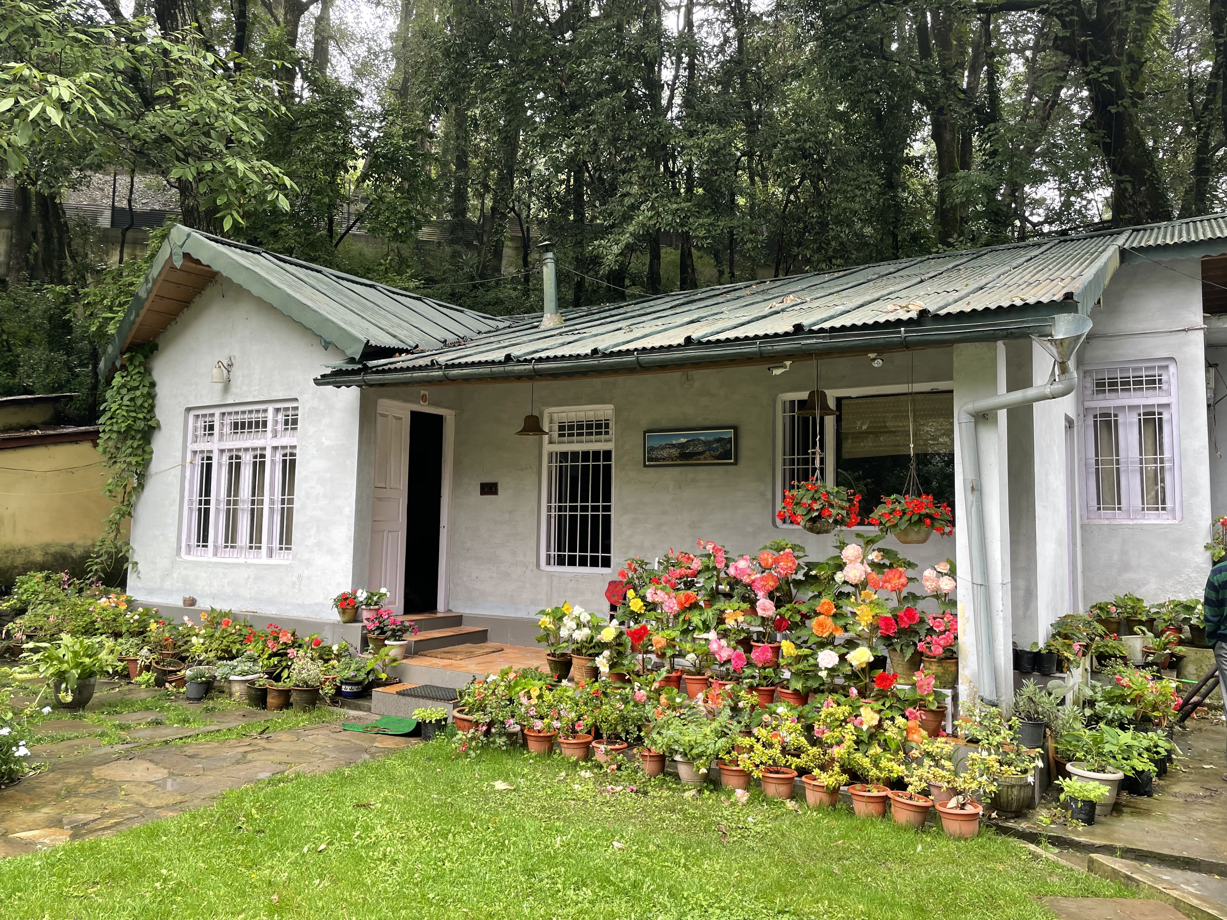 Homestay with kitchen in Nainital at Hutton Cottage